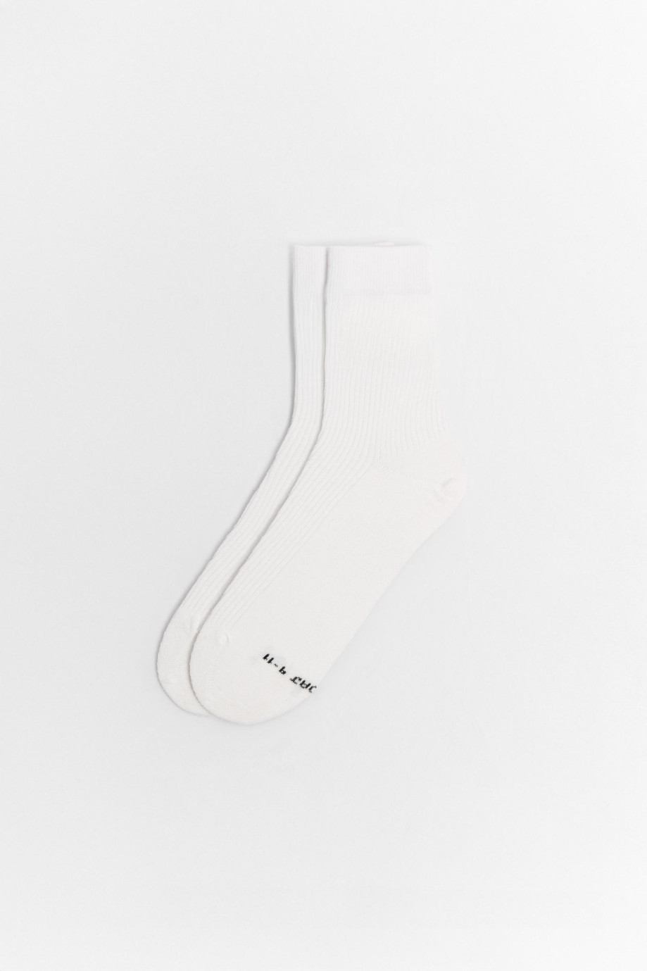 Medias unicolores largas con texturas acanaladas