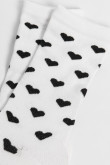 Medias largas crema con diseño de corazones.