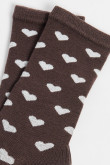Medias largas crema con diseño de corazones.