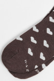 Medias largas crema con diseño de corazones.