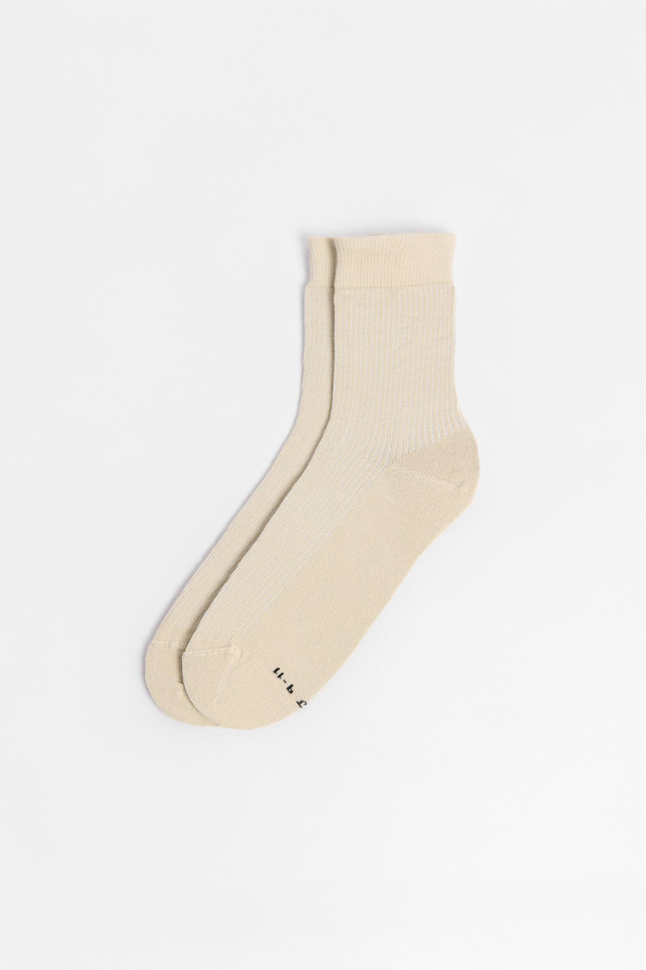 Medias unicolores largas con texturas acanaladas