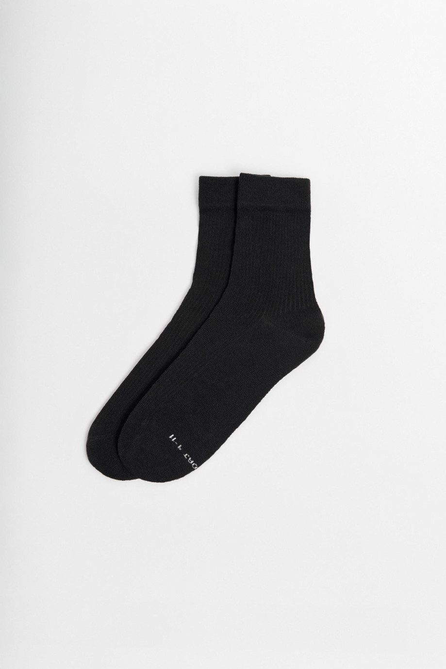 Medias unicolores largas con texturas acanaladas