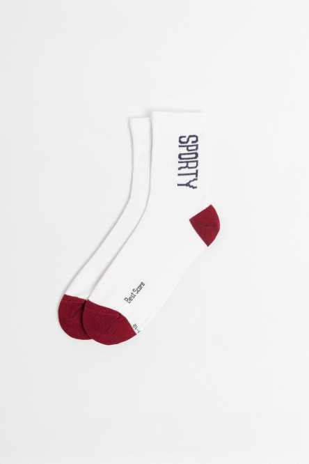 Medias cremas claras largas con contraste y texto