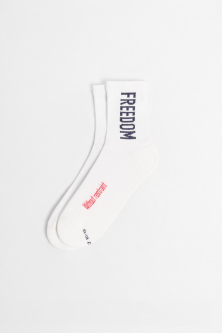 Medias unicolores largas con texturas y texto lateral