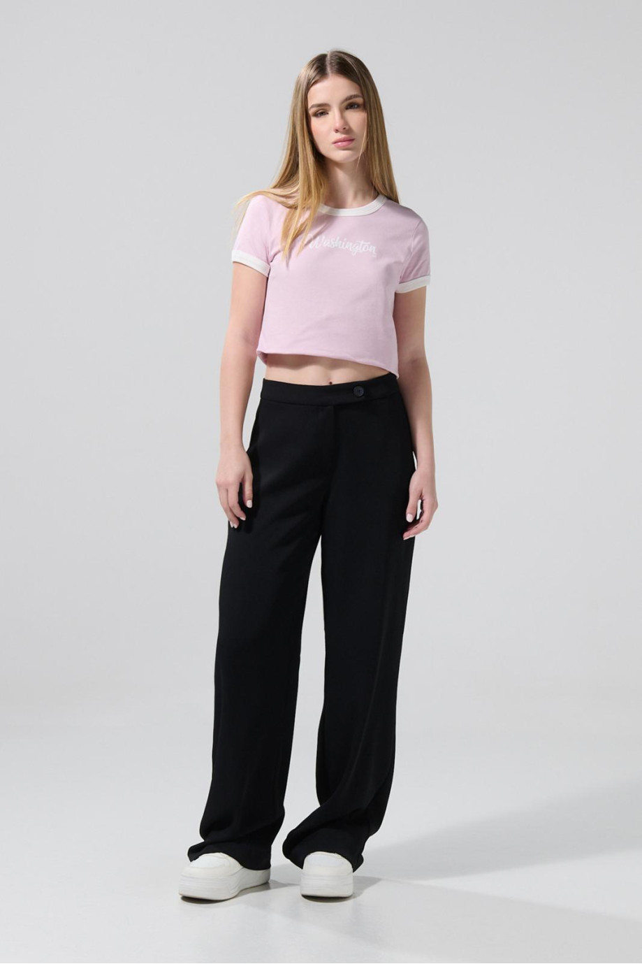 Pantalón negro con bota recta, tiro alto y prenses