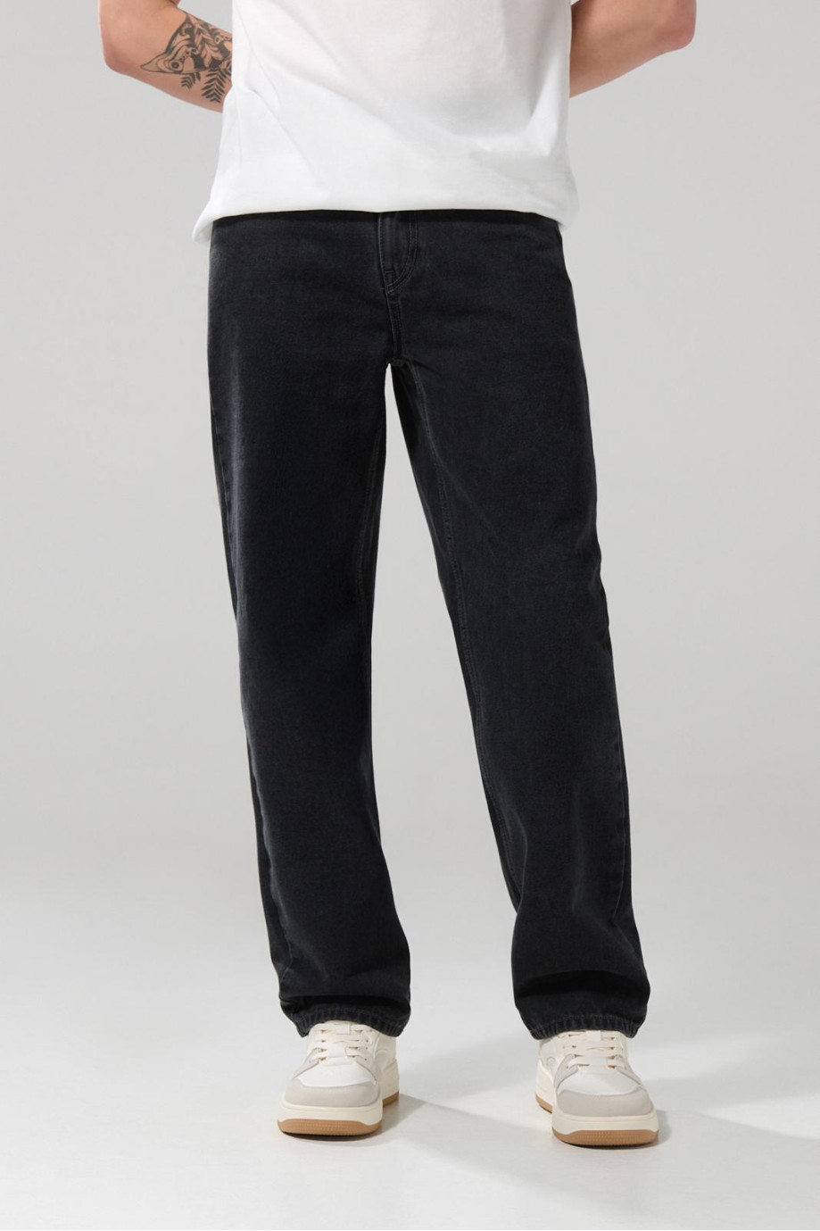 Jean baggy gris intenso con tiro medio y bota ancha