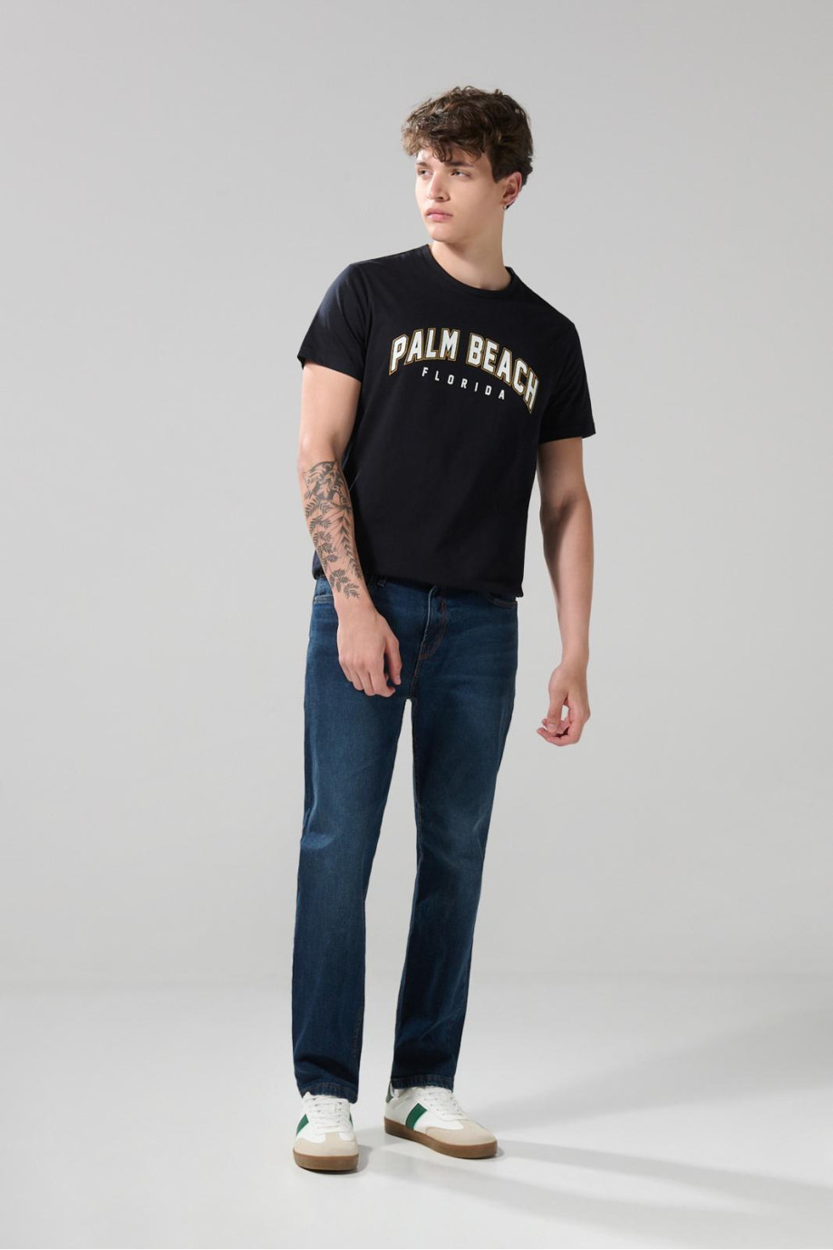 Jean straight leg bota recta azul oscuro con tiro bajo