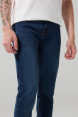 Jean skinny azul oscuro ceñido con bolsillos y tiro bajo
