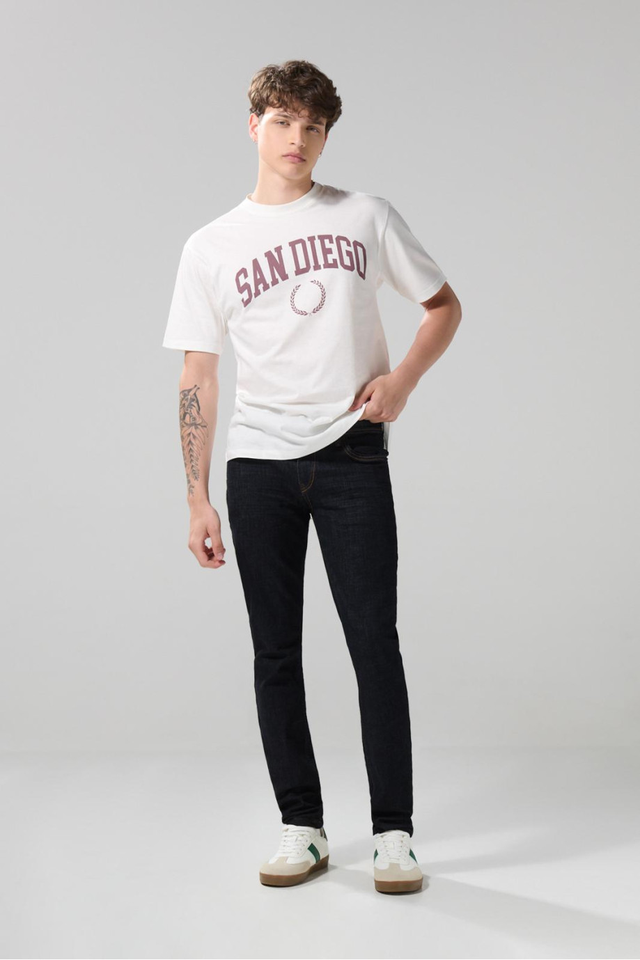 Jean azul intenso skinny con tiro bajo y 5 bolsillos