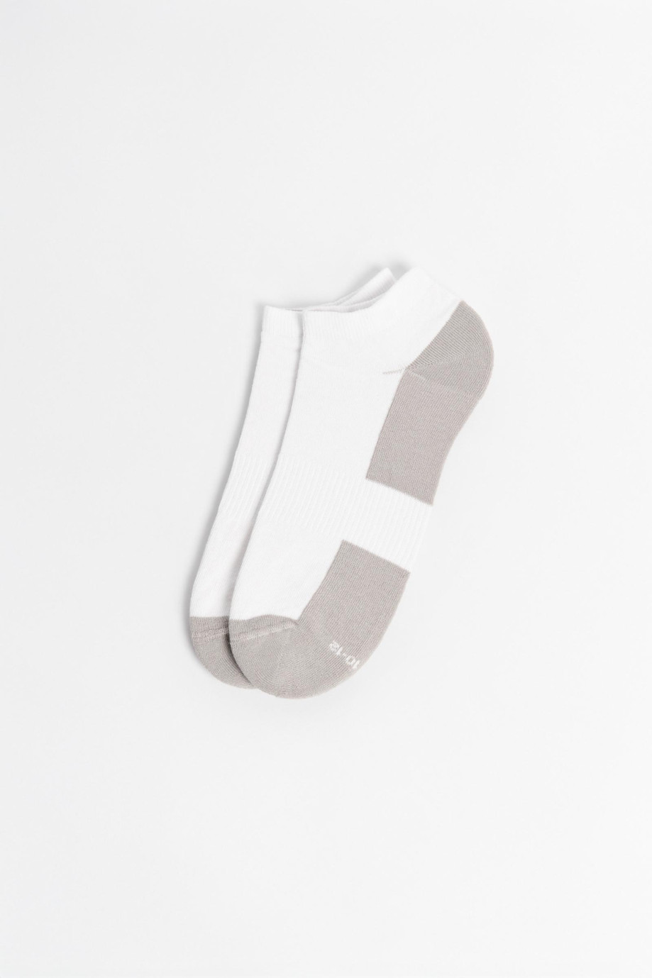 Medias unicolores tobilleras con planta en contraste