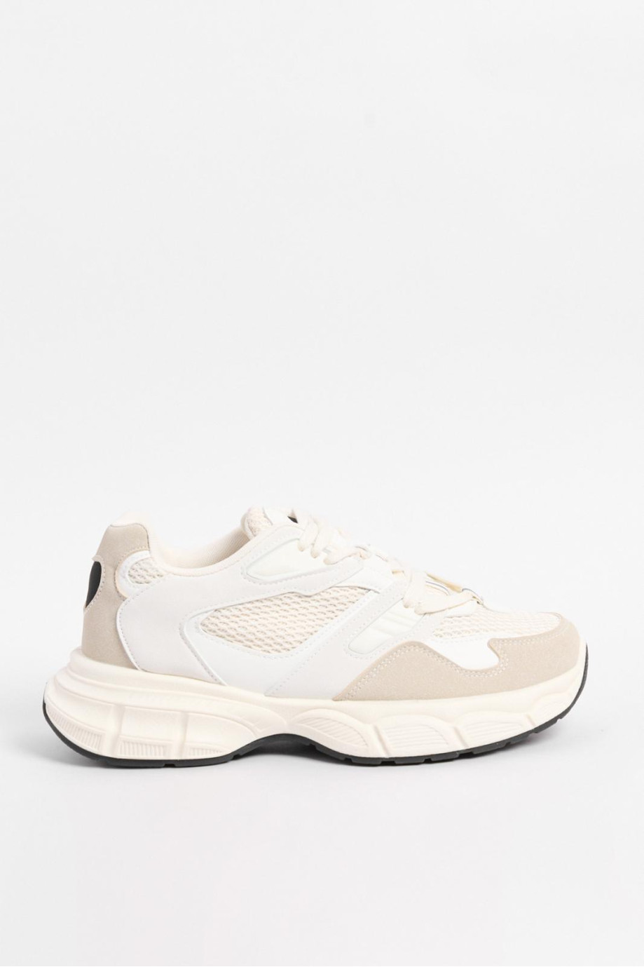 Tenis de plataforma unicolores con cortes localizados