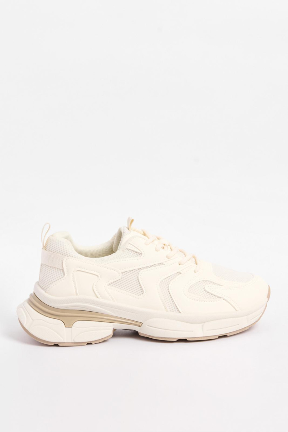 Tenis urbanos con suela tipo chunky alta, estilo urbano y deportivo en contrastes de color.