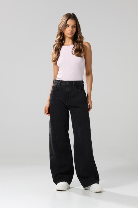 Jean baggy tiro medio gris con bolsillos y bota ancha