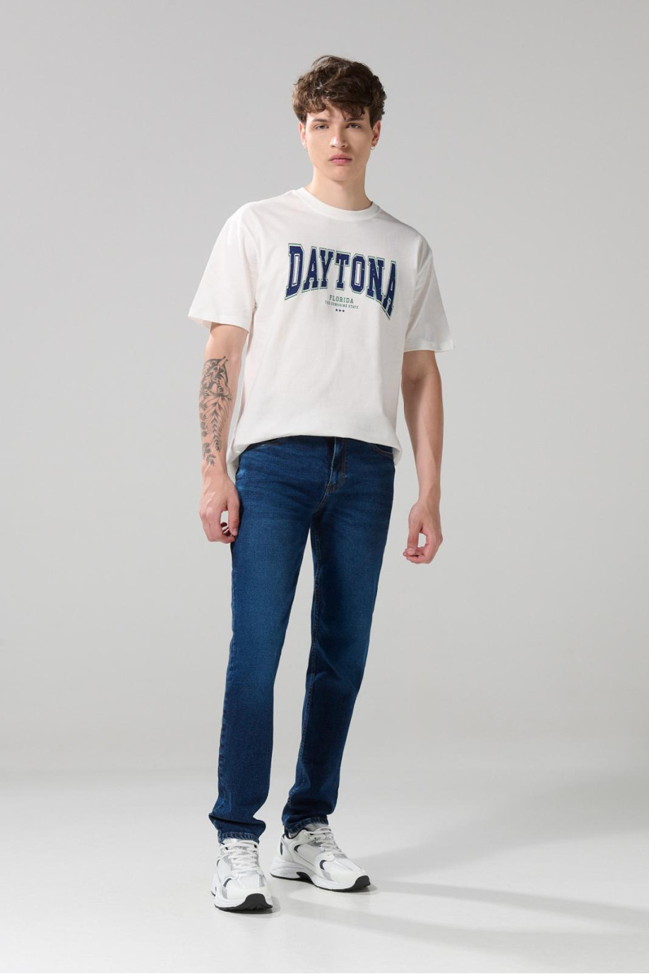 Jean slim 5 bolsillos azul oscuro con ajuste ceñido