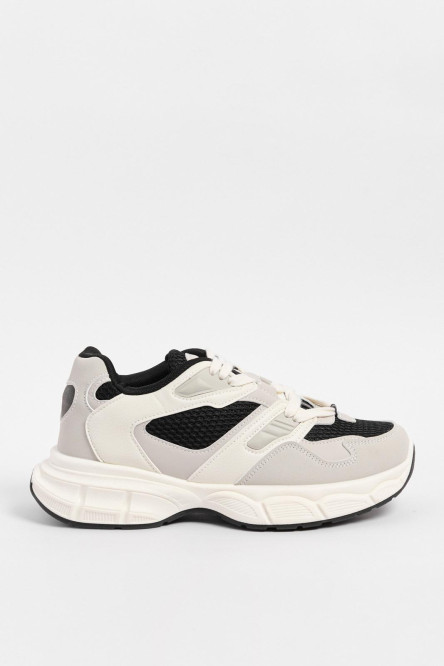 Tenis de plataforma unicolores con cortes localizados