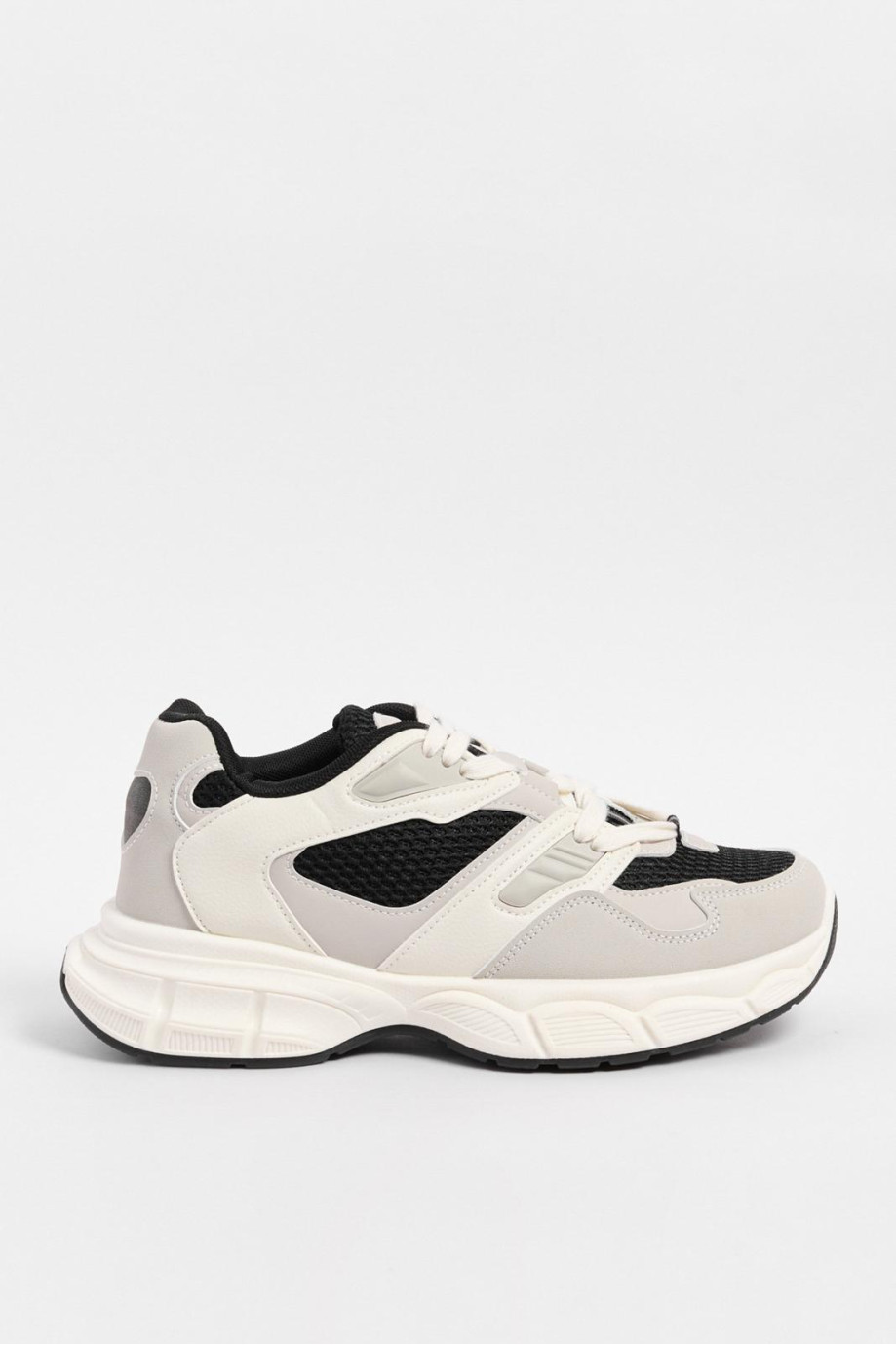 Tenis de plataforma unicolores con cortes localizados