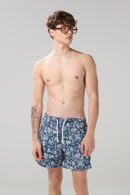 Bermuda playera azul medio estampada con tiro bajo