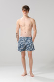 Bermuda playera azul medio estampada con tiro bajo