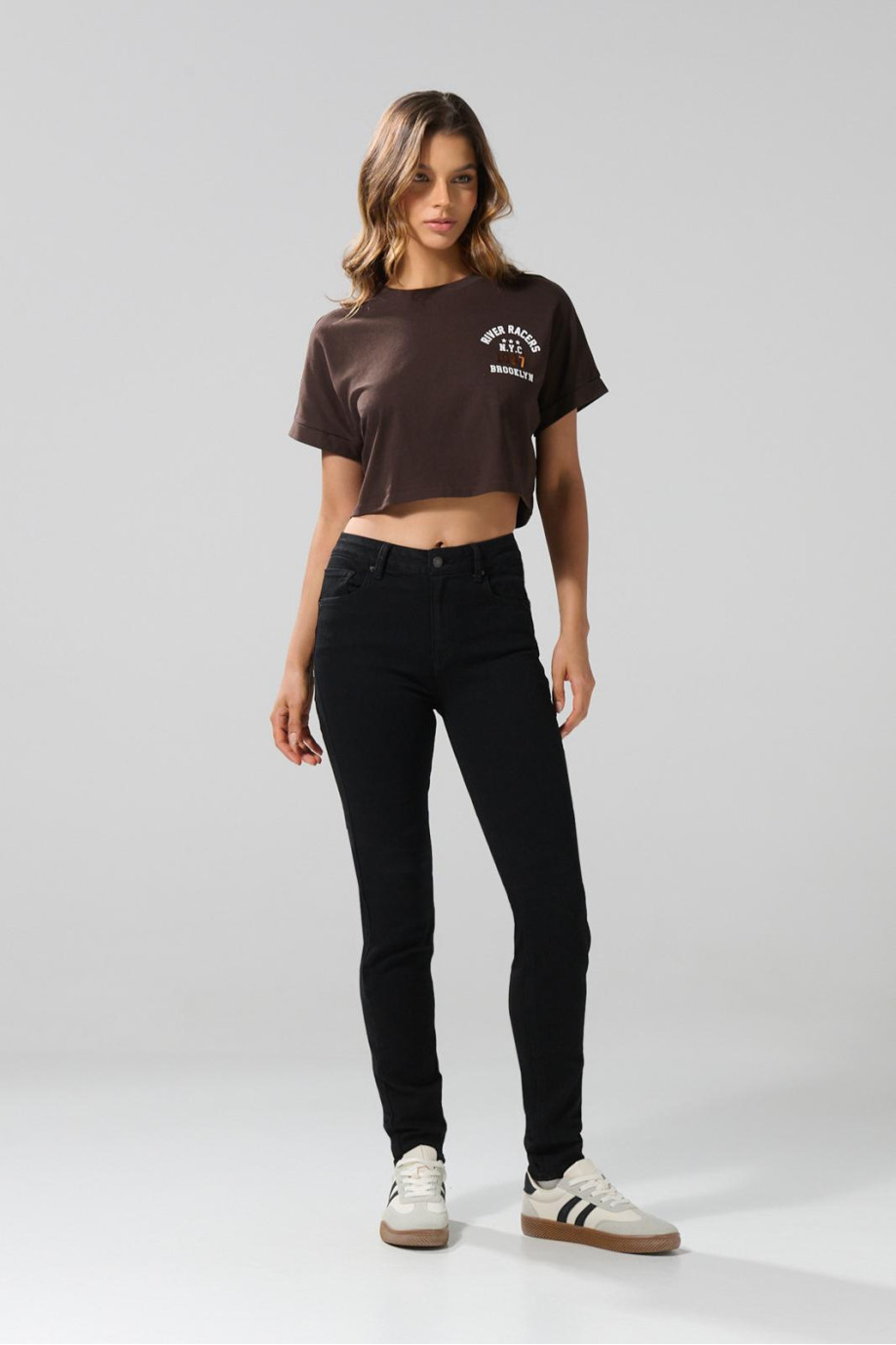 Jean negro push up con relace posterior y tiro alto