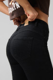 Jean negro push up con relace posterior y tiro alto