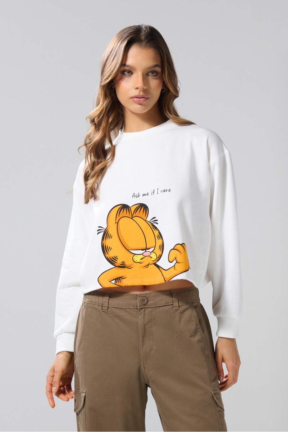 Buzo crop top crema claro con diseño de Garfield