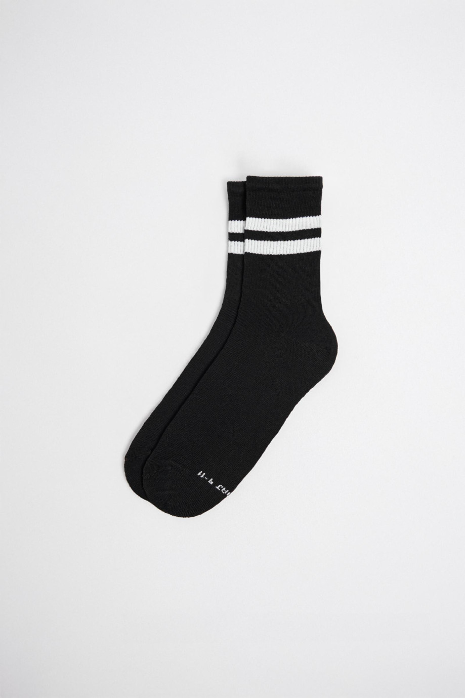 Medias largas unicolores con texturas y rayas en contraste