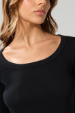Camiseta negra con manga larga y escote en U