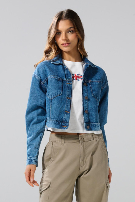 Chaqueta azul medio de jean cropped con bolsillos