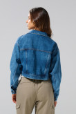 Chaqueta azul medio de jean cropped con bolsillos