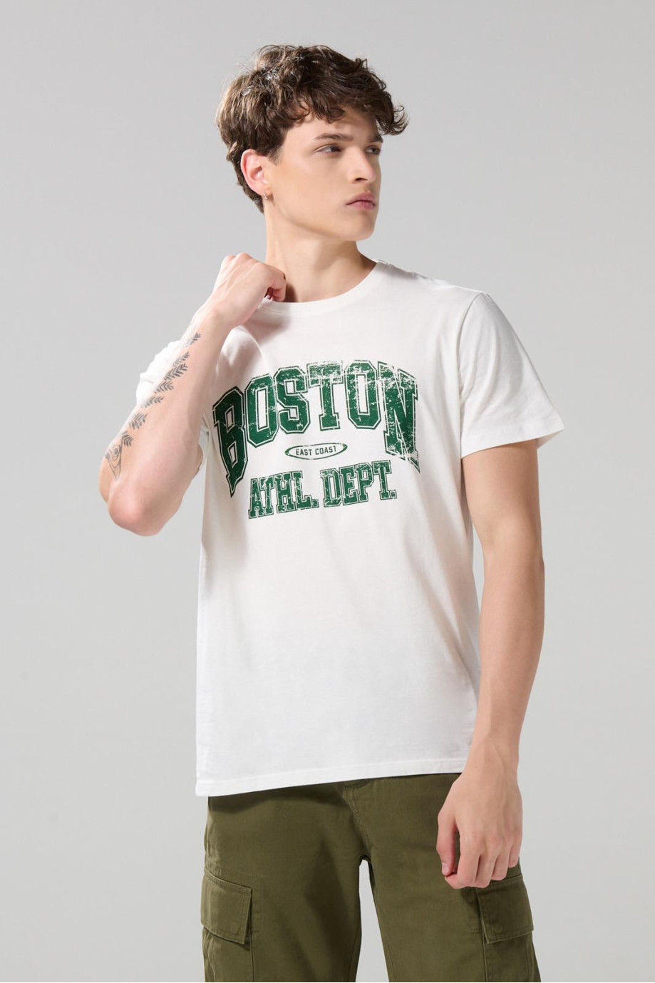 Camiseta en algodón crema clara college con cuello redondo