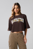 Camiseta café oscura crop top oversize con arte college