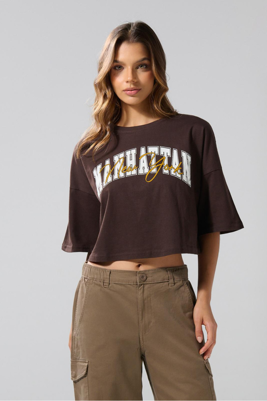 Camiseta café oscura crop top oversize con arte college