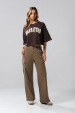 Camiseta café oscura crop top oversize con arte college