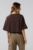 Camiseta café oscura crop top oversize con arte college