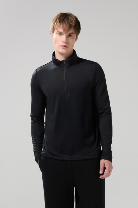 Buzo unicolor liviano con cuello alto y cremallera