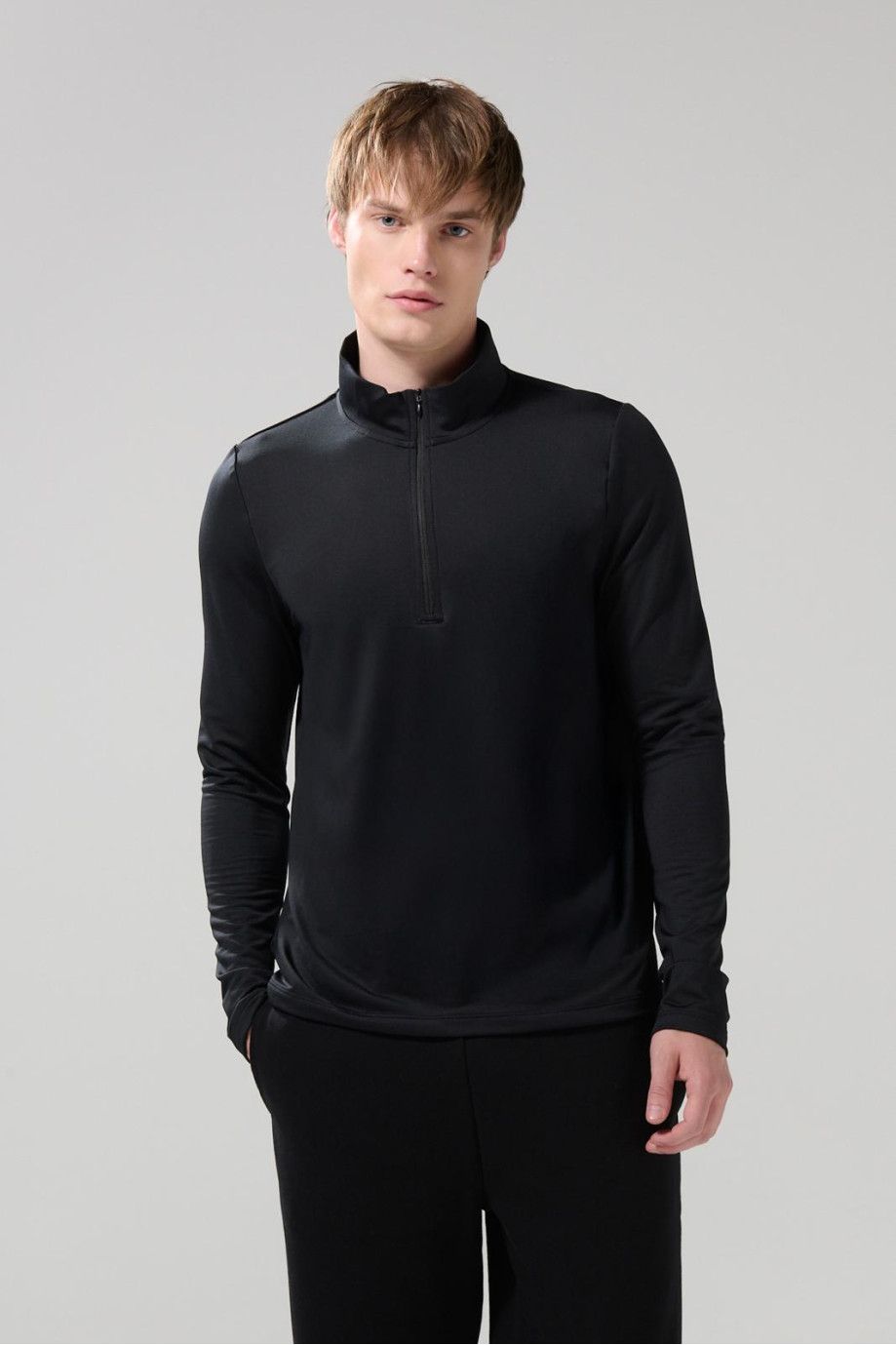 Buzo unicolor liviano con cuello alto y cremallera