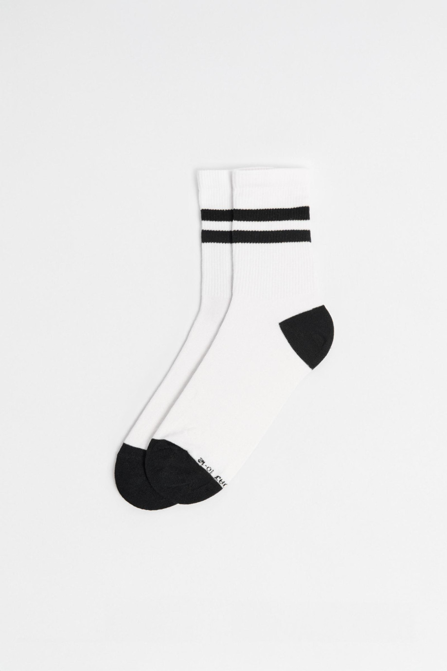 Medias unicolores largas con rayas localizadas en contraste