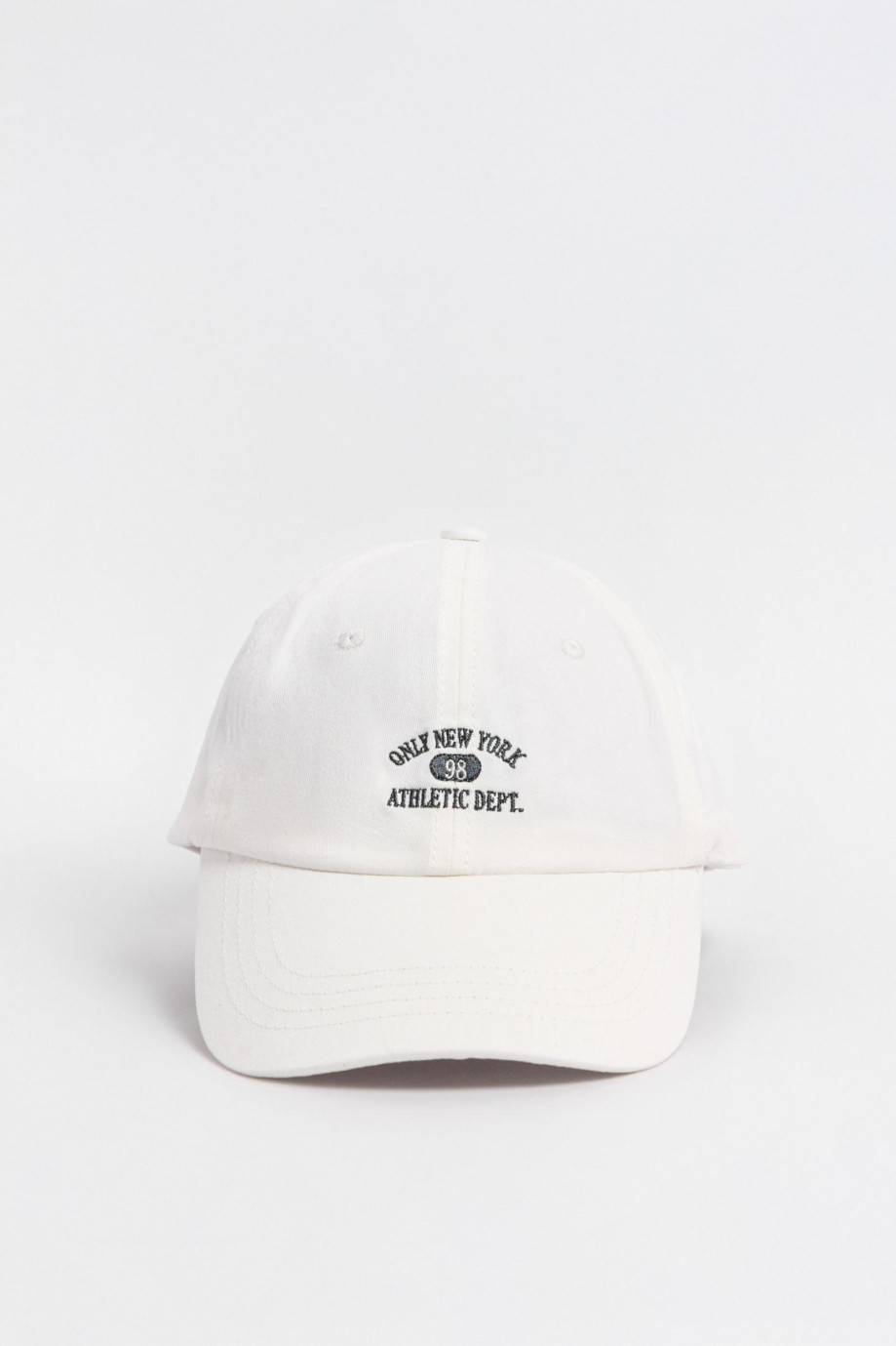 Cachucha sin refuerzo, unicolor, cierre plástico, bordado en frente en pieza y sesgo forro de bolsillo.