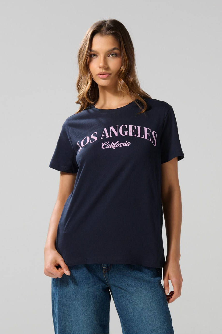 Camiseta azul intensa manga corta con arte college rosado