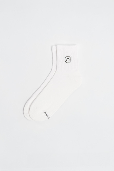 Media urbana corta unicolor con diseño de caras.