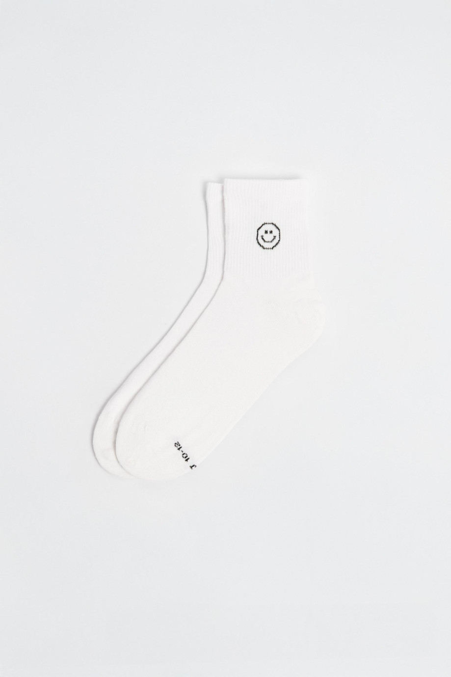 Media urbana corta unicolor con diseño de caras.