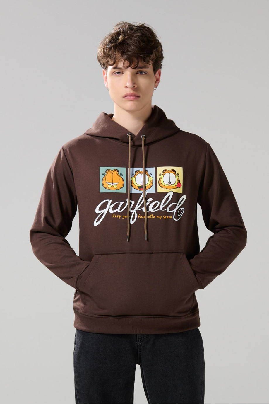 Buzo con capota café oscuro y estampado de Garfield