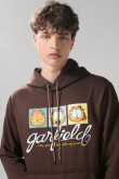 Buzo con capota café oscuro y estampado de Garfield