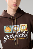 Buzo con capota café oscuro y estampado de Garfield