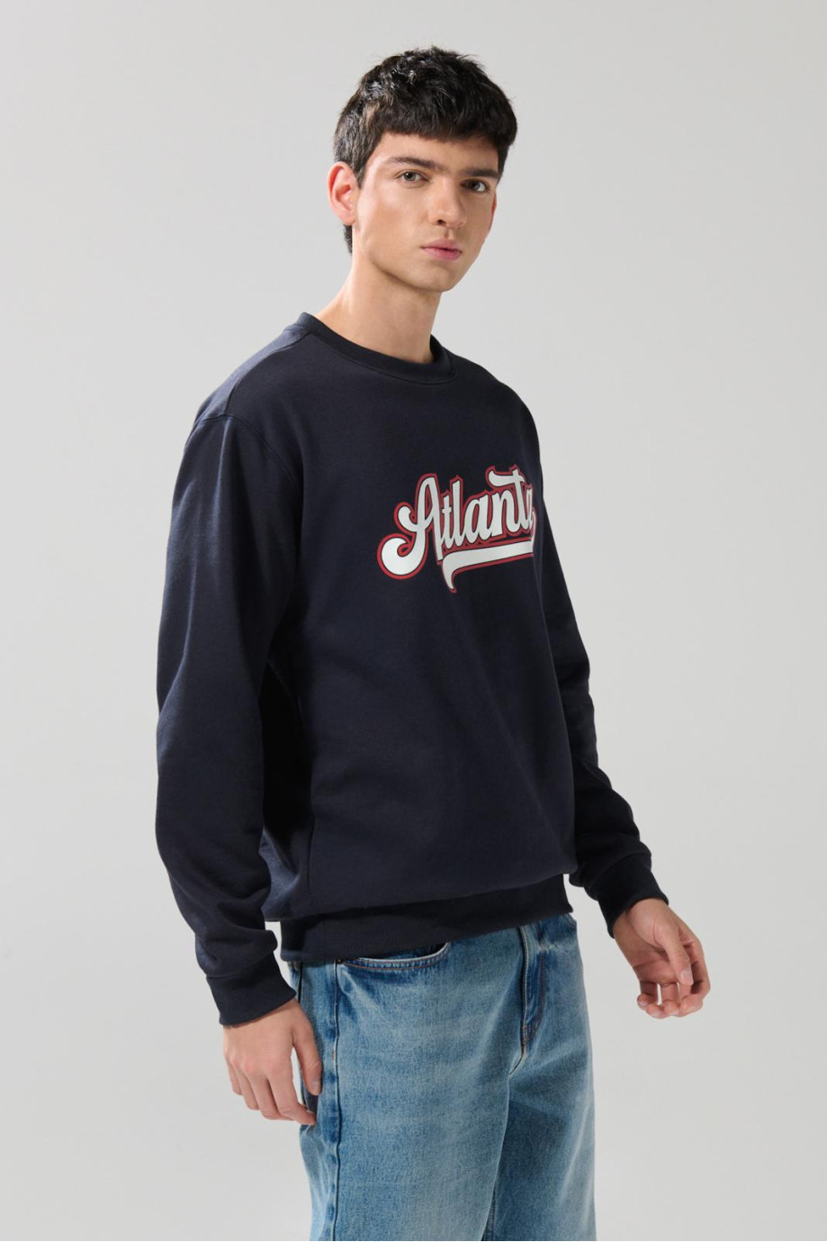 Buzo azul intenso cuello redondo con texto college