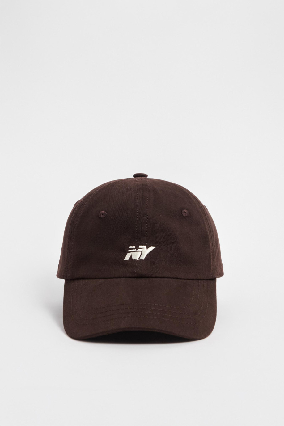 Cachucha café oscura beisbolera con arte college