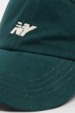 Cachucha beisbolera verde oscura con arte college bordado