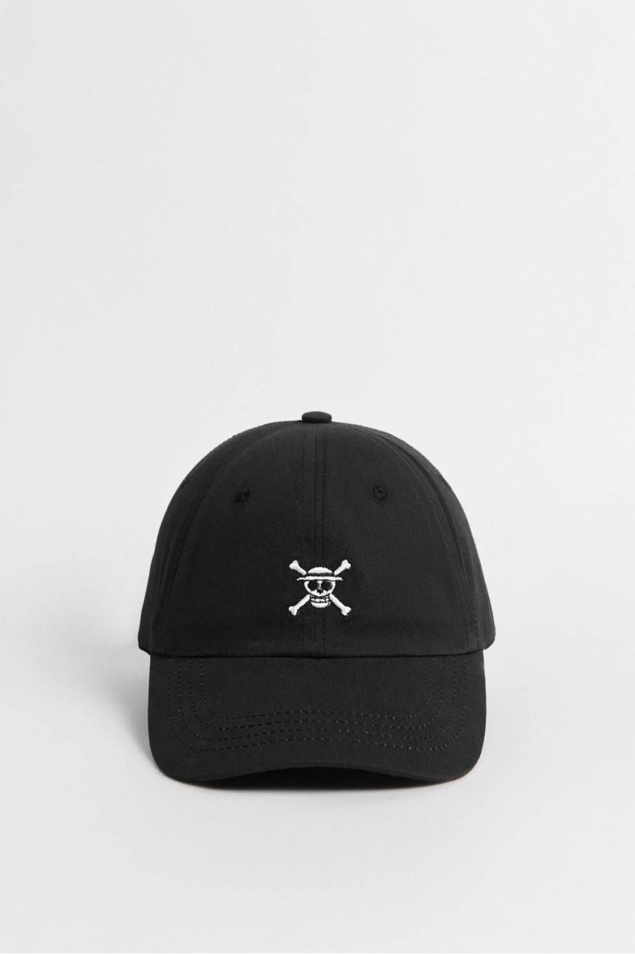 Cachucha beisbolera negra con bordado de One Piece