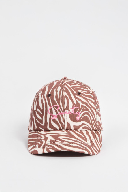 Cachucha con refuerzo, estampada, cierre trabilla, bordado en frente en gorra terminada y sesgo forro de bolsillo.