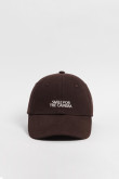 Cachucha beisbolera café oscura con bordado en frente